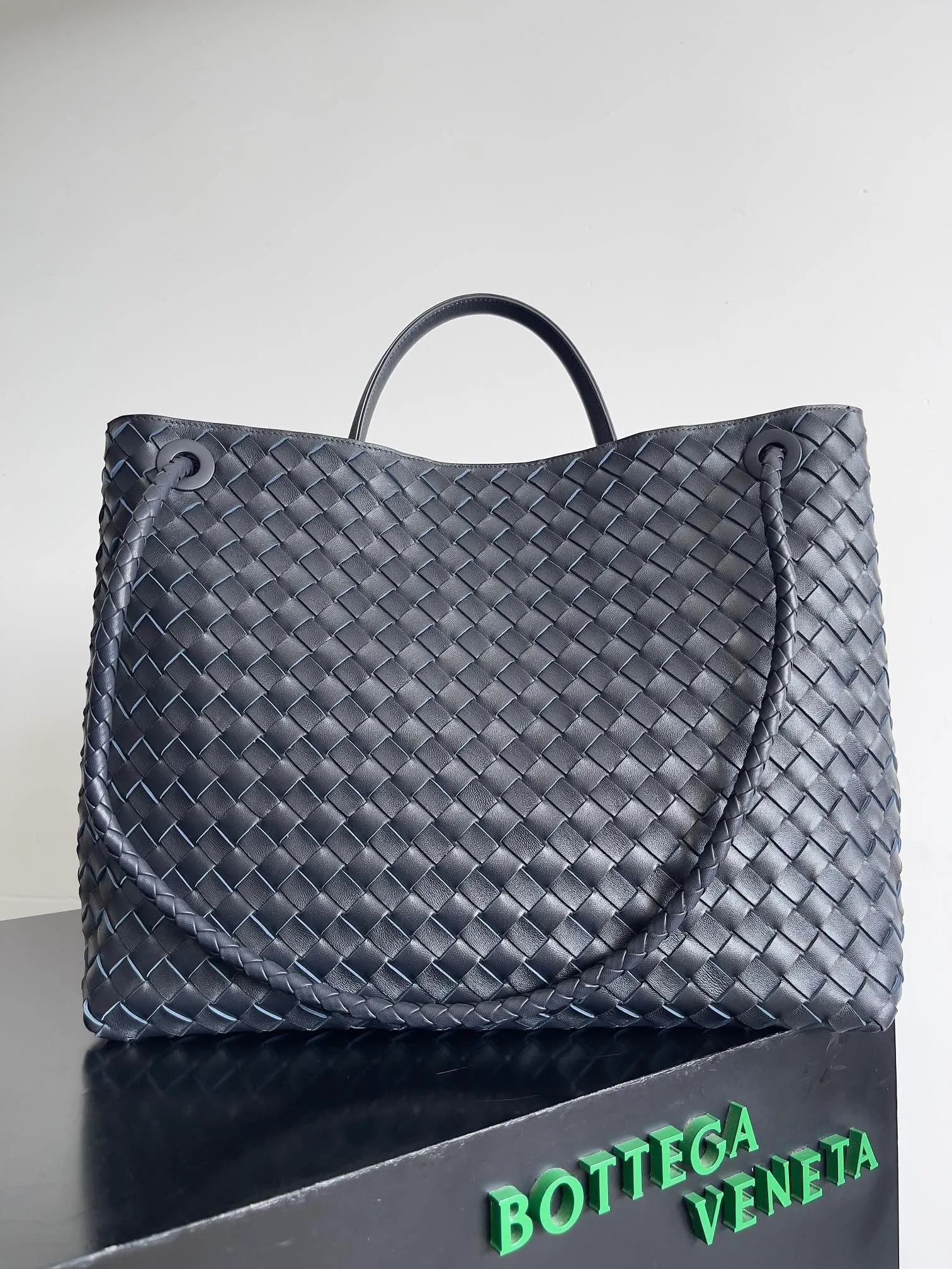 Batch 3760 Recently, the same style of bag that celebrities love is both high-end and practical. Michelle Yeoh, Kim Namjoon, Jing Boran, Tong Liya, Sun Qian, Wu Qianyu, Du Juan, Ma Yili and Bai Baihe are all carrying Bottega Veneta summer series Andiamo handbags. Andiamo has a simple structure and rounded lines. The whole piece is made of Nappa leather. It is comfortable, soft and dynamic. It adds interest to daily life and can be easily matched with various styles. Andiamo handbags are available in three sizes: small, medium and large. There are many colors to choose from, which can meet different needs. You can really carry it whether it is daily or attending events. Style number: 743575 Size: 45*22*34 including handle height 44cm